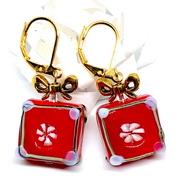 Christmas Gift Box Red White w/Snow Lampwork Glass Gold Bow Lever Back Earrings - Picture 3 of 5
